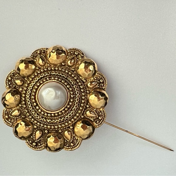 Rare CHANEL Flower design pearl Brooch pin Gold Plated artificial Pearl Gold - Picture 6 of 7